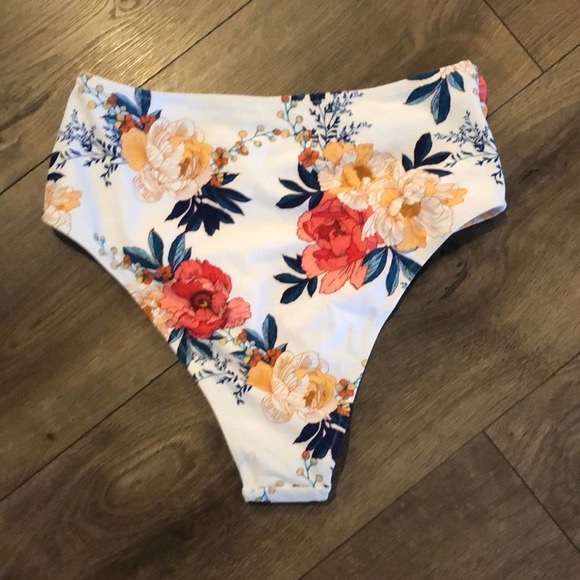 Cupshe White Floral Shirred High Waist Swimsuit Bottoms (M) - Picture 5 of 8